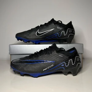 Nike Fotbollsskor - Nike Mercurial Vapor 15 Elite FG 🤩 8,5/10 skick väldigt fint skick utöver att ena skon har andra snören istället för originalsnören! Populäraste fotbollsskomodellen för tillfället! Hör av dig vid minsta fundering 🌟