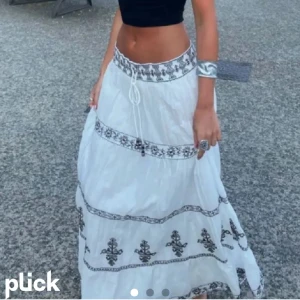 Zara Långkjol  - Säljer min kjol från zara därför att den inte kommer till användning använt den 1 gång. Lånad bild!