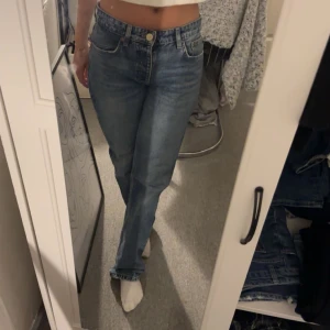 Zara jeans  - Fint skick. Används inte längre. Midrise zara jeans som är slutsålda. Kan gå ner i pris vid snabb affär. 