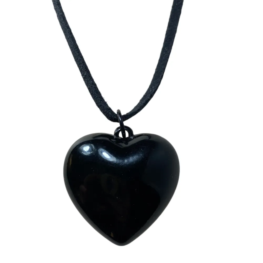 Halsband med bubblig stort svart hjärta   I bra skick som i bilderna   Knyts vid änden . Accessoarer.