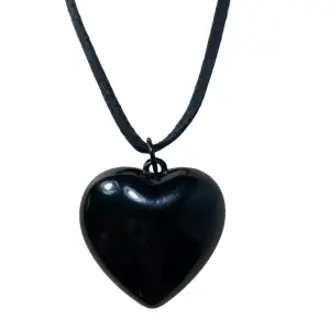 Halsband med bubblig stort svart hjärta   I bra skick som i bilderna   Knyts vid änden 