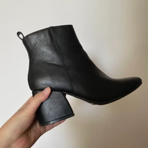 Stövletter/boots - Supersnygga stövletter som jag knappt har använt. Köpte dem för något år sedan och de har mest stått i garderoben. I fint skick med andra ord! Några repor här och där men de syns knappt. Storlek 40.