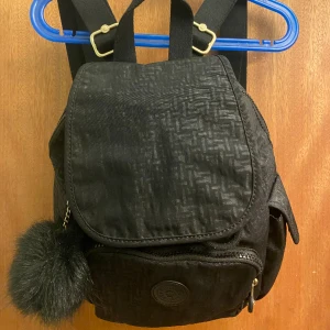 Väska  - Miniryggsäck med stort utrymme från Klipping!! Köpt för ca 600kr men säljer för 350! 