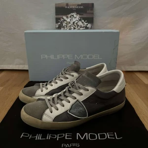 Philippe Model - Säljer nu dessa feta Pilippe models! Bra cond då dom är väl omhändertagna. Dom passar dig som har storlek 41-42. Har lite märken vid hälen kom pm för bild och frågor! TAR BYTEN!!!