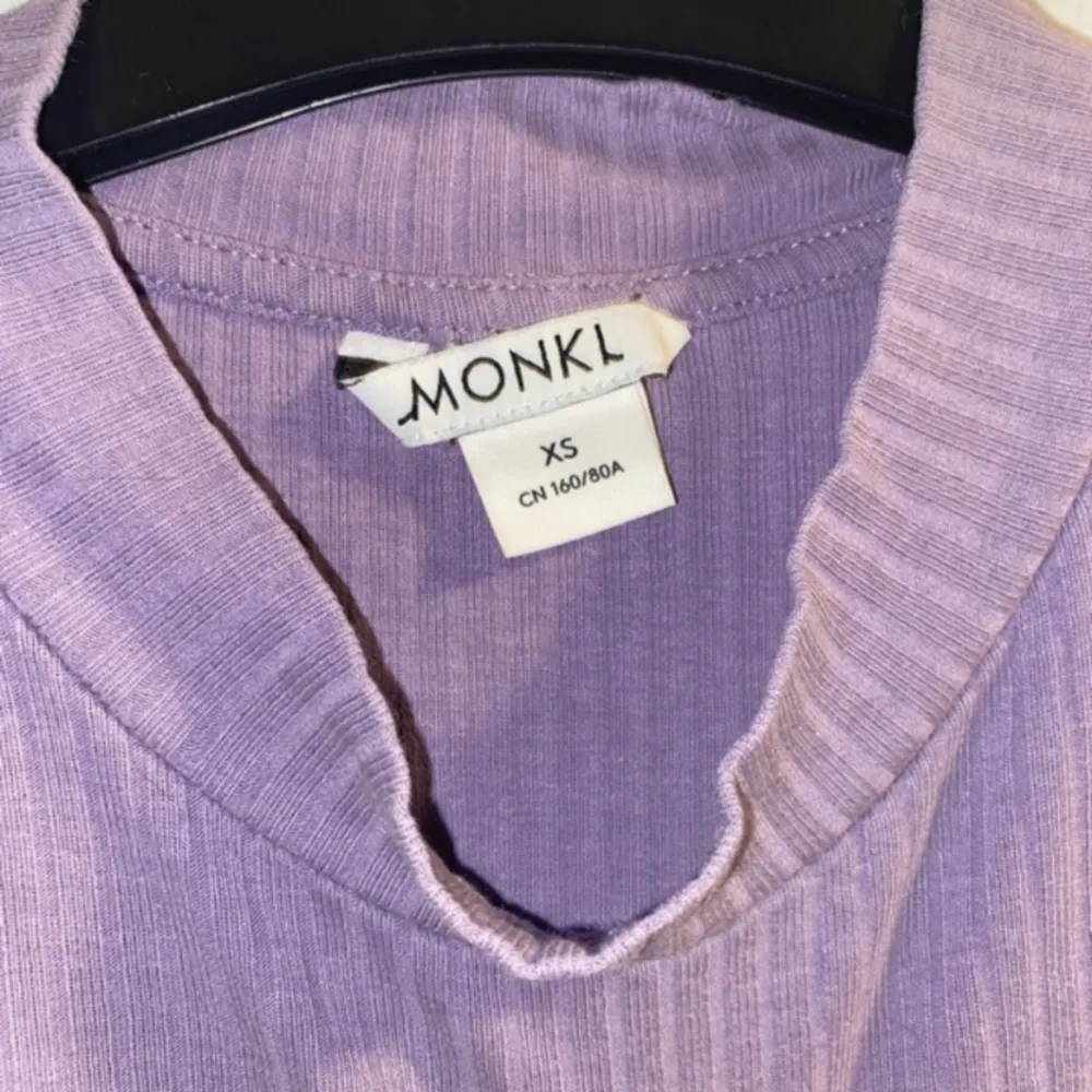 Snygg lila tshirt/ topp från Monki med hög krage. Inga defekter alls, FÖRESLÅ PRIS💕. T-shirts.