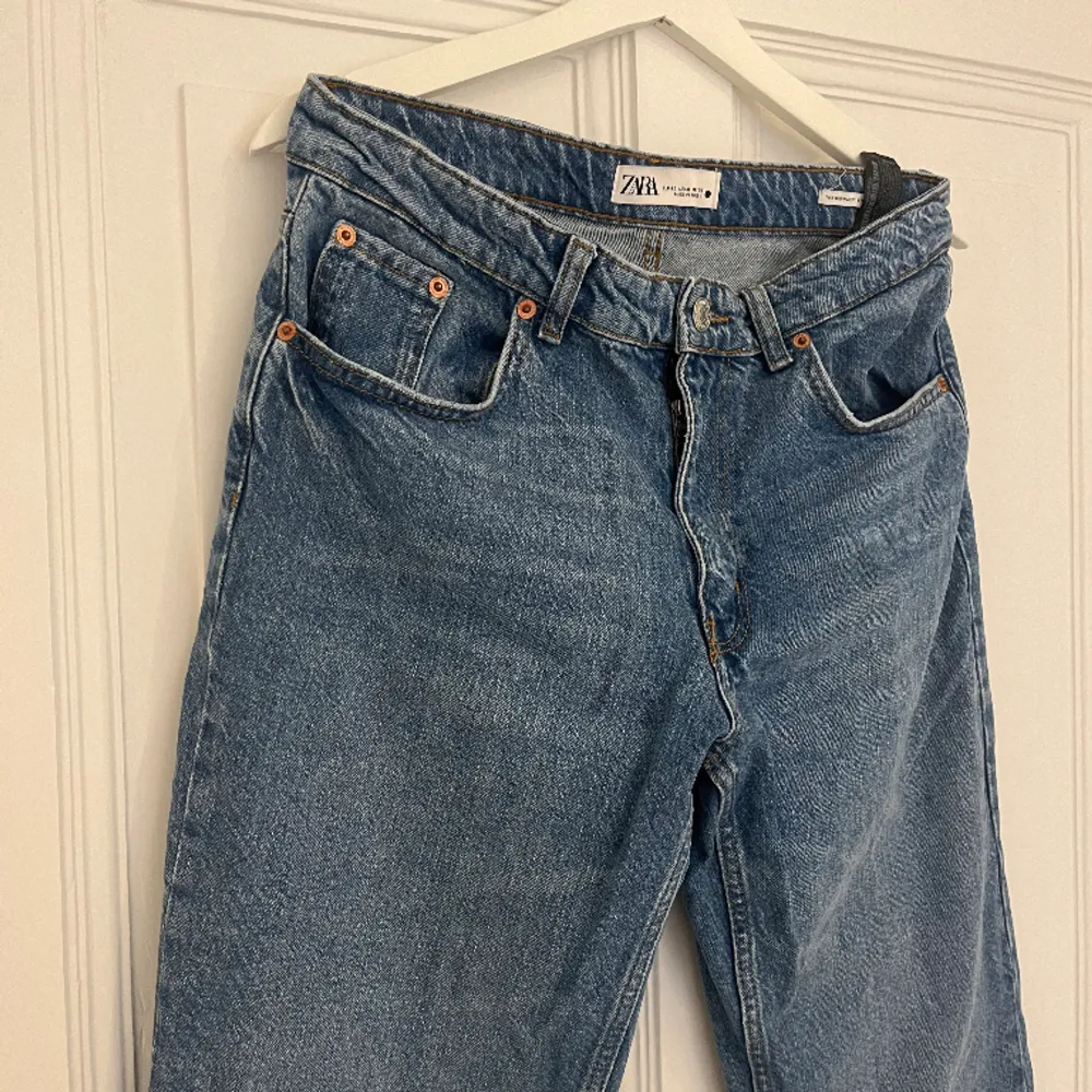 Blå midwaist jeans ifrån ZARA i storlek 40💗bra skick men skicka gärna privat för fler bilder för andra bilden är lite missvisande med färgen, men kunde inte få till en bättre bild haha😍pris kan också diskuteras!. Jeans & Byxor.
