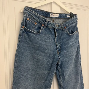 Midwaist jeans ZARA - Blå midwaist jeans ifrån ZARA i storlek 40💗bra skick men skicka gärna privat för fler bilder för andra bilden är lite missvisande med färgen, men kunde inte få till en bättre bild haha😍pris kan också diskuteras!