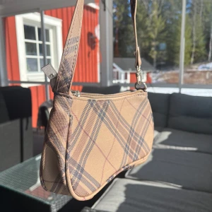 Handväska  - Handväska perfekt till hösten 🍂🍁 märket är okänt då den är köpt för ett tag sen men aldrig använd