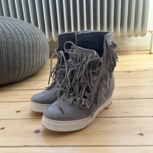 Fransskor  - Säljer dessa supersnygga fransiga skor! Väldigt sparsamt använda och skicket är super bra, förutom lite smuts på sulan så är skorna så som nya. Säljer pga fel storlek. Kan tänka mig byta skorna till en storlek större! 💕