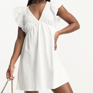 Studentklänning - Superfin klänning som är perfekt till studenten! Aldrig använd - prislapp kvar, säljer pga hittat en annan studentklänning!