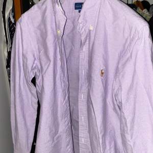 En mycket fin Ralph Lauren skjorta med unik färg! Tröjan är knappt använd, 1-2 gånger. Fortfarande nyskick. Nypris: 1100kr 