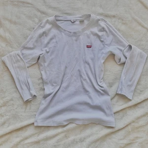Levis långärmad tröja / topp - Vit Levis tröja. Använd men mycket kvar att ge 🩷 skriv för fler bilder S/M