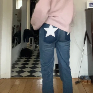Jeans med stjärnor - Jeans som jag har sytt om i grenen men har även tagit bort bakfickorna och sytt på vita jeansstjärnor. Priset går att diskutera vid en snabb affär