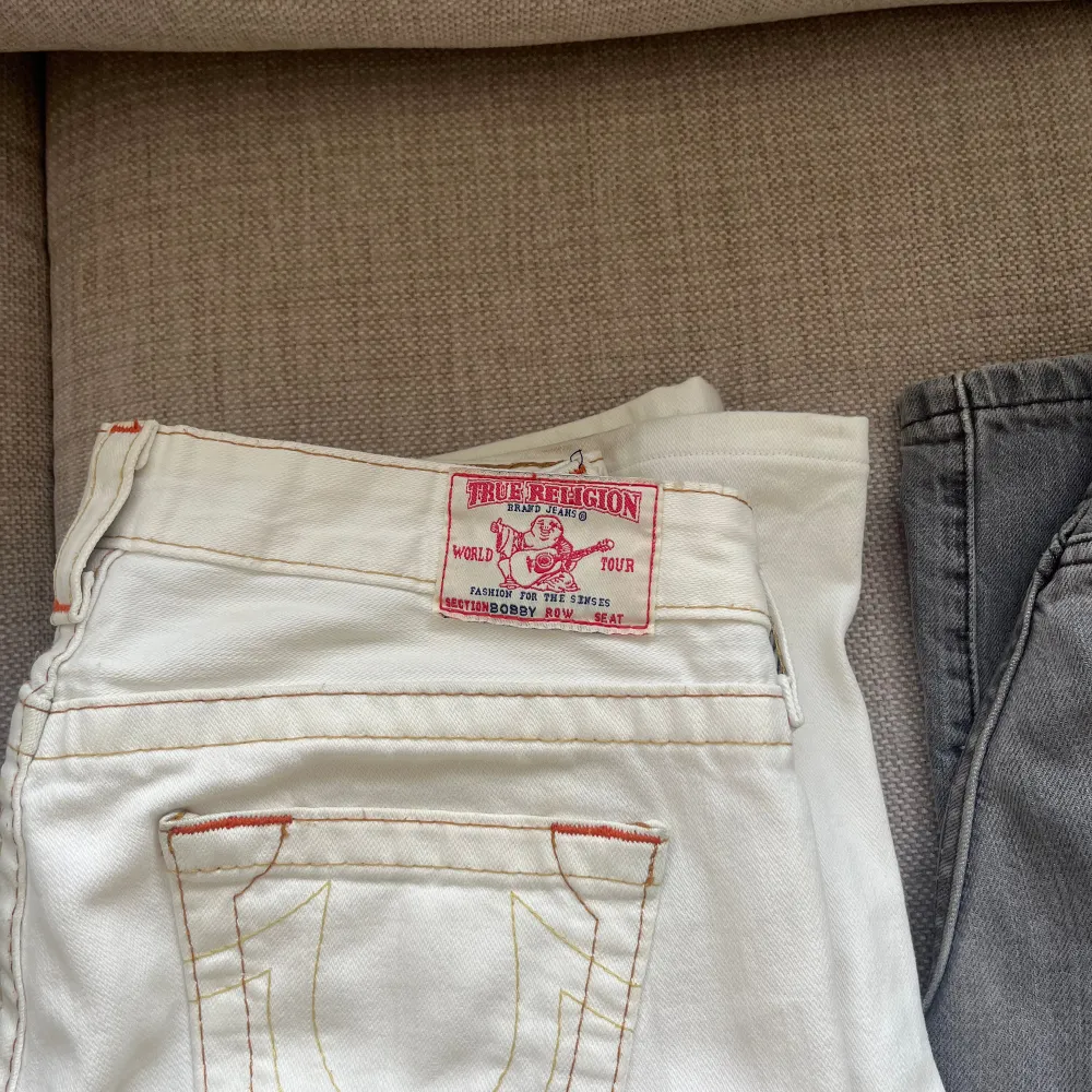 Vita true religion jeans jag aldrig använt. Jag köpte dom här på plick och ägaren före har smutsat ner längst ner på baksidan av byxbenen, skriv privat för bilder. Jag har sytt upp dom så dom sitter bra på mig som är 169cm🩷 köpare står för frakt🩷. Jeans & Byxor.