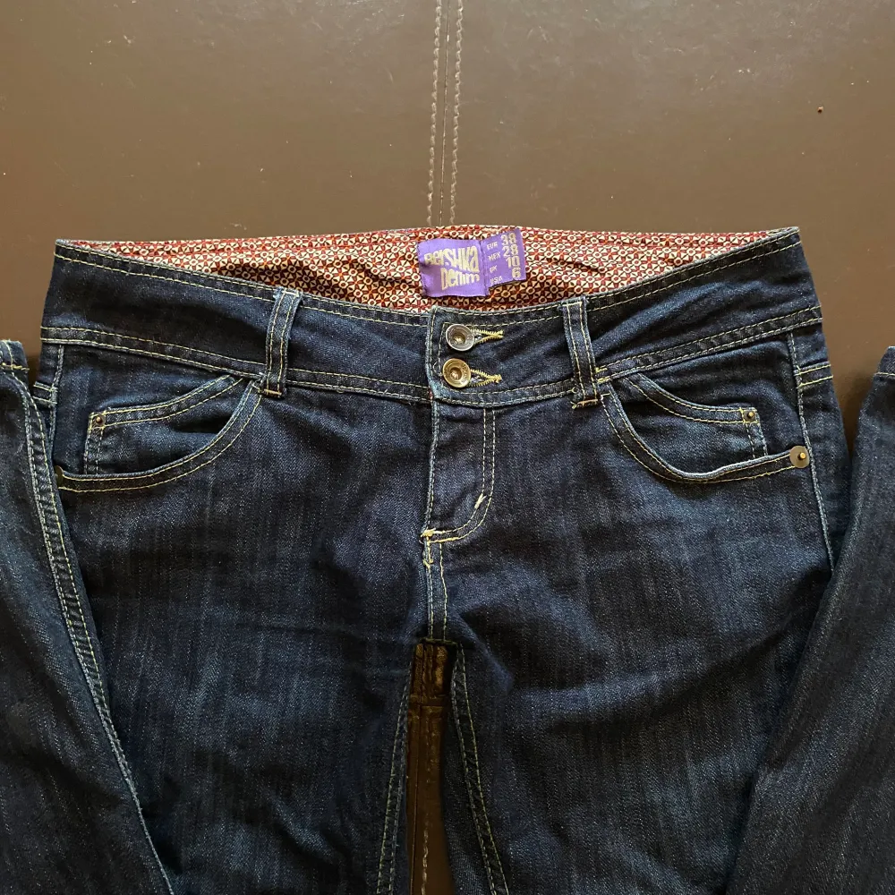 Lågmidjade bootcut jeans från vintage bershka. Som man ser på bild 3 finns det slitage längst ned på benen. Storlek EUR 38. Jeans & Byxor.