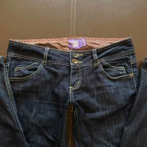 Lågmidjade bootcut jeans från vintage bershka. Som man ser på bild 3 finns det slitage längst ned på benen. Storlek EUR 38