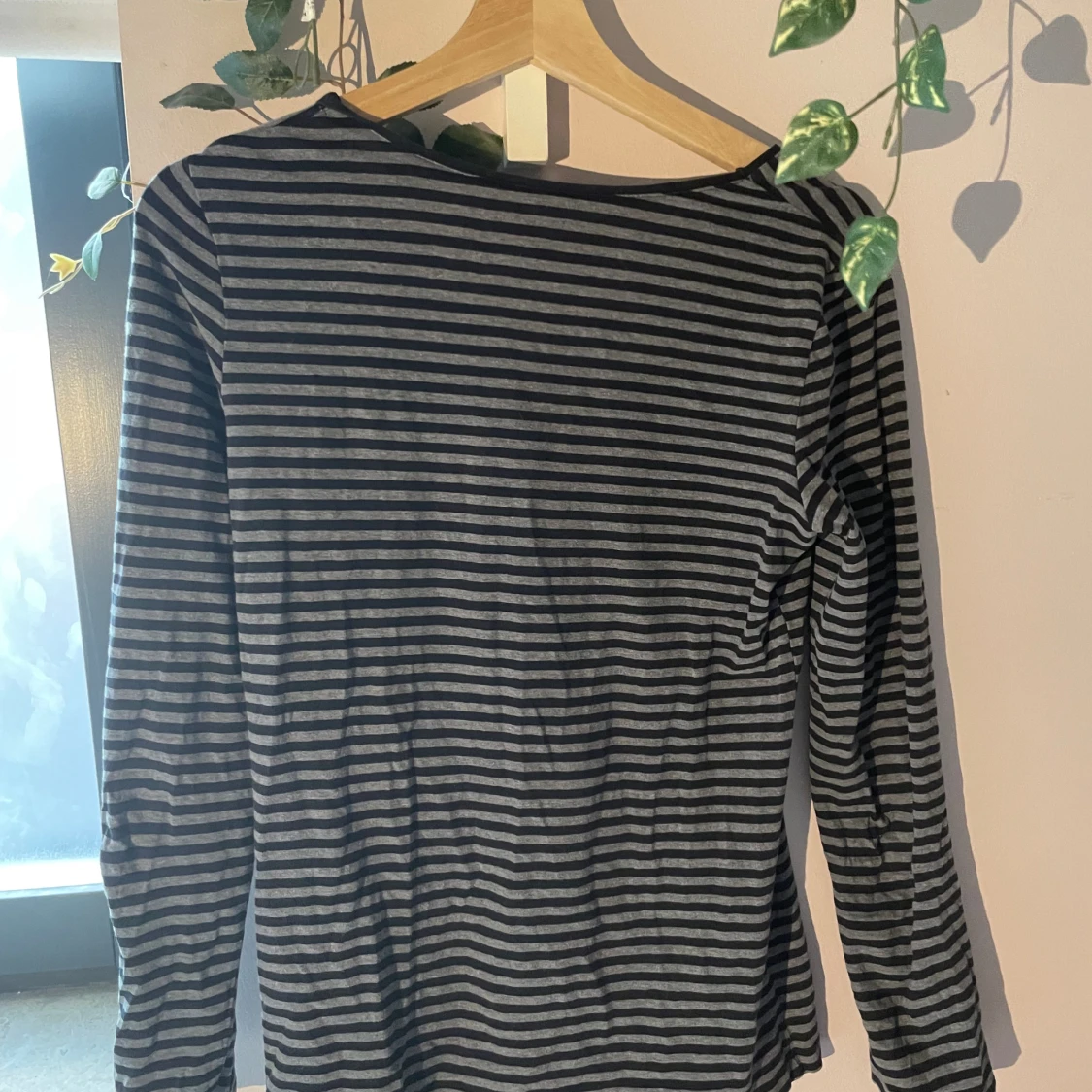 Svart/grå randig långärmad - 90