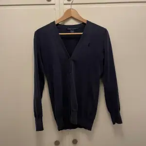 Säljer nu min mörkblåa polo Ralph lauren cardigan storleken är M men sitter som XS-S knappt använd då skicket är 10/10 ny pris runt 2000 mitt pris 500 hör av er vid frågor eller funderingar 