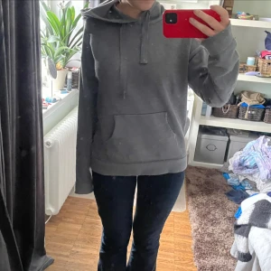 Stickad hoodie  - Stickad grå hoodie oversize 