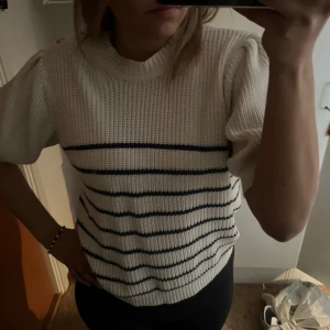 Randig tröja - Randig tröja med puffiga ärmar 