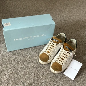 Philipe model - Säljer dessa Philip model, väldigt bra skick! Fick dem i julklapp. Storleken är 41, fast sitter som 42. Finns inga dåliga frågor!