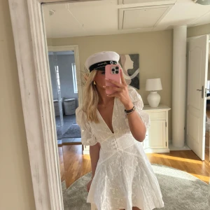 Adoore klänning vit  - Säljer nu en helt oanvänd adoore klänning i storlek 36, då jag beställde hem två storlekar. Perfekt till studenten!Helt slutsåld på hemsidan