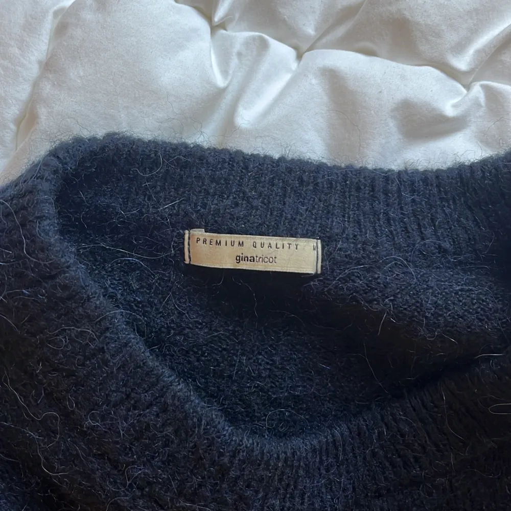 Helt oanvänd!! Marinblå stickad tröja från Ginatricot. Nypris 399. Säljer för 200. Stickat.