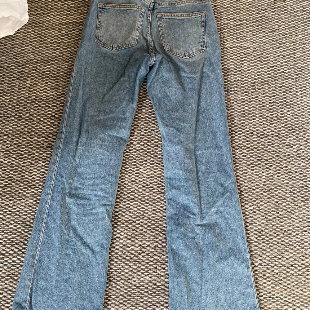 Superfina blå jeans från HM. I bootcut.  Köpt för ca 2 år sedan men använd endast en gång och säljer pga att de är för små. Väldigt bra skick! Strl 160 för barn men passar xs skulle jag säga. ❤️❤️. Jeans & Byxor.