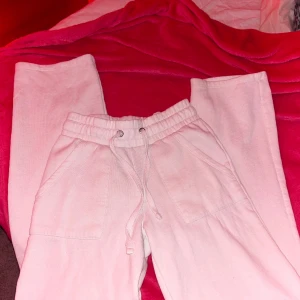 Lager 157 mjukis - Säljer mina vita mjukisbyxor från lager, de har en liten fläck som syns på sista bilden men väldigt liten💞