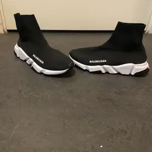 Helt nya äkta balenciaga dojor använd 2-3 gånger, köpt från farfetch kvitto finns kan mötas i Stockholm samt skicka frakt runt om i Sverige 