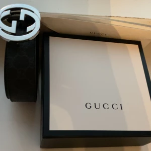 Gucci bälte - Säljer mitt Gucci bälte då det inte kommer till användning. Skick 9/10, Box medföljer!  Hör av er vid frågor.