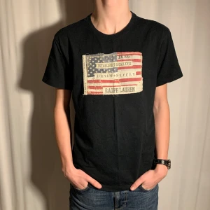 Ralph lauren T-shirt  - Säljer nu en riktigt go Ralph lauren / Denim & Supply T-shirt i svart | Riktigt eftertraktad tröja | Stl: M | Skick 9/10 | Mitt pris 299kr | Är 182 cm | Hör av dig om det är någonting du undrar!