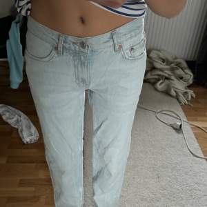 Jag säljer mina low waist jeans som aldrig kommer till användning! Storlek 34! (det är en fläck på rumpan men den är så liten så jag tycker att man inte ser den) 