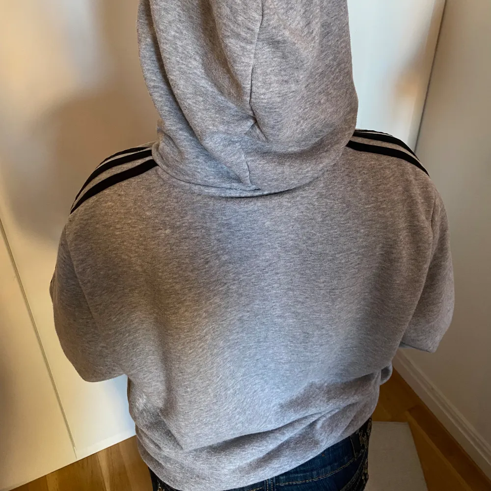 Super fin grå adidas hoodie. Säljer för jag aldrig använder💘. Hoodies.
