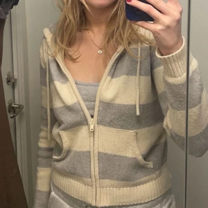 Brandy melville kofta - Säljer min brandy melville kofta i storlek onesize, men skulle säga att den passar alla mellan XS-M 🩷🩷några sömmar har gått upp vid höger ficka men annars i bra skick 🥰