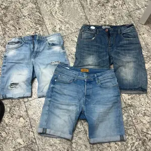 Säljer alla 3 för 229kr eller 99 kr st jeans shorts ordinarie för jack&jones 499kr hm shorts ljusblåa 399 the boys 499