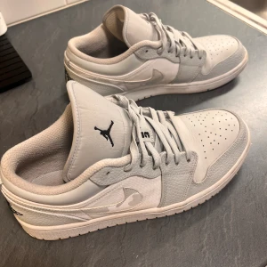 Nike Air Jordan 1- Camo Low  - Säljer min jordans som är i mycket gott skick. Har använt skorna fåtal gånger i somras och är ytterst lite creesade.  Storlek 43 (US 9.5)  Nypris 6300 Mitt pris 4500kr 