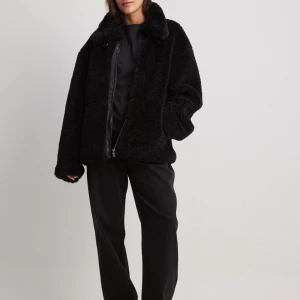 Teddy jacka NAKD - Teddy jacka från nakd sparsamt använd så i fint skick nypris 999 kr Storlek 34 men som en S-M