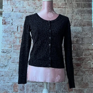 Leopard kofta  - Grå kofta med svart leopard print🖤🐆