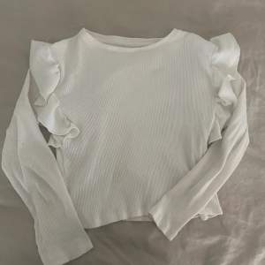  säljer denna fina tröjan ifrån Zaras barnavdelning då den har blivit för kort i armarna pris kan diskuteras 