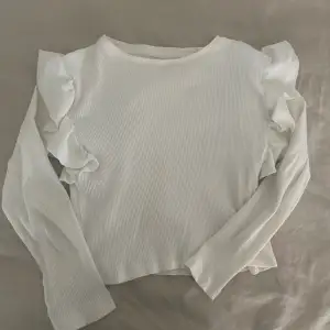  säljer denna fina tröjan ifrån Zaras barnavdelning då den har blivit för kort i armarna pris kan diskuteras 