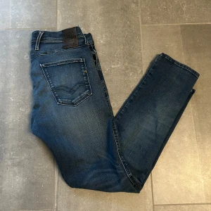 Replay anbass - Tja! Säljer ett par fina replay ambassad i ok skick. De är i storlek 30. Nypris runt 1,8k men jag säljer för endast 349kr. Hör av dig vid frågor!