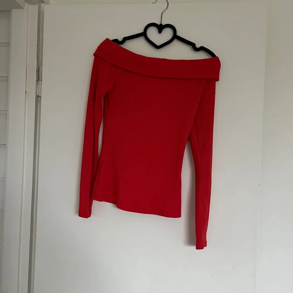 En enkel men fin tröja till hösten och våren. En Axel modell som gör den extra fin! Lite röd/rosa färg. . Tröjor & Koftor.