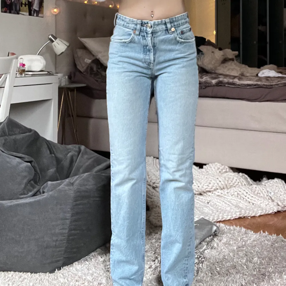 Midwaist jeans från Zara som tyvärr blivit för små. Riktigt fina till sommaren och finns ej att köpa längre på deras hemsida. Pris kan diskuteras 💗. Jeans & Byxor.