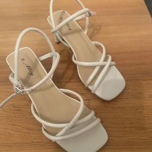 Vita sandaletter - Jättefina sandaletter/klackskor som är använda bara 1 gång🫶 Perfekta till studenten, skriv privat för bilder på☺️