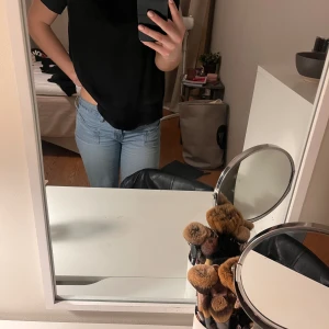 Topp med öppen rygg - Rosett där bak