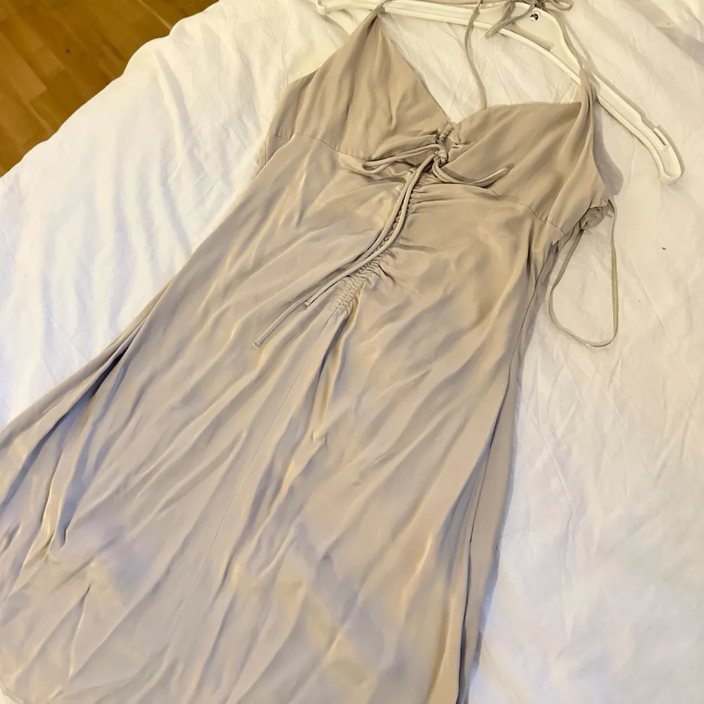 Beige klänning från zara. Kommer ej till användning. Storlek S. Supersöt.  150kr+frakt 💘. Klänningar.