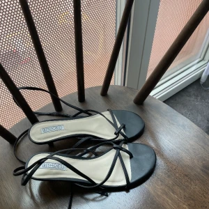 Svarta kitten heels - Helt oanvända svarta kitten heels med band ❤️