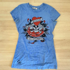 Ed hardy t-shirt - jätte gullig blå Ed Hardy t-shirt som köpts secondhand 