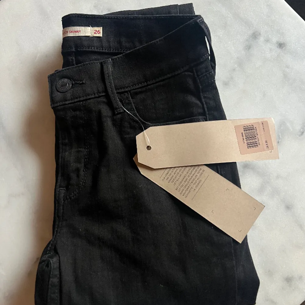Oanvända Levis jeans.  Modell 710 Super Skinny  Ordinarie pris 999:- W26 längd 30. Jeans & Byxor.